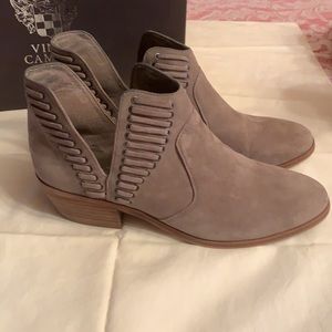 Vince Camuto Suede bootie size 9 med.